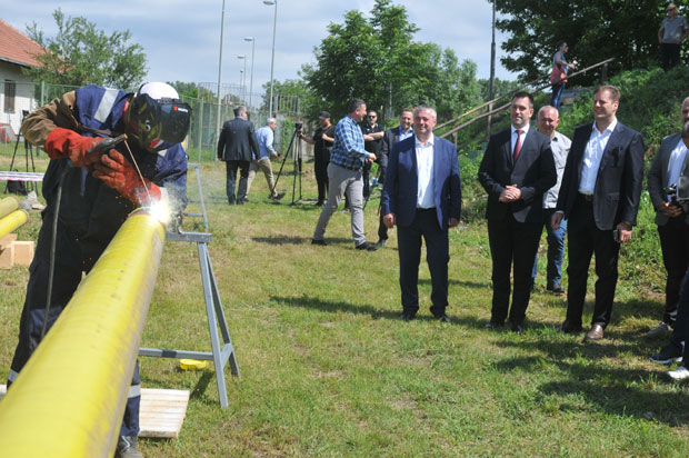 Бајатовић: Прикључак на гасоводну мрежу свуда у Србији 780 евра на 36 рата (ФОТО)